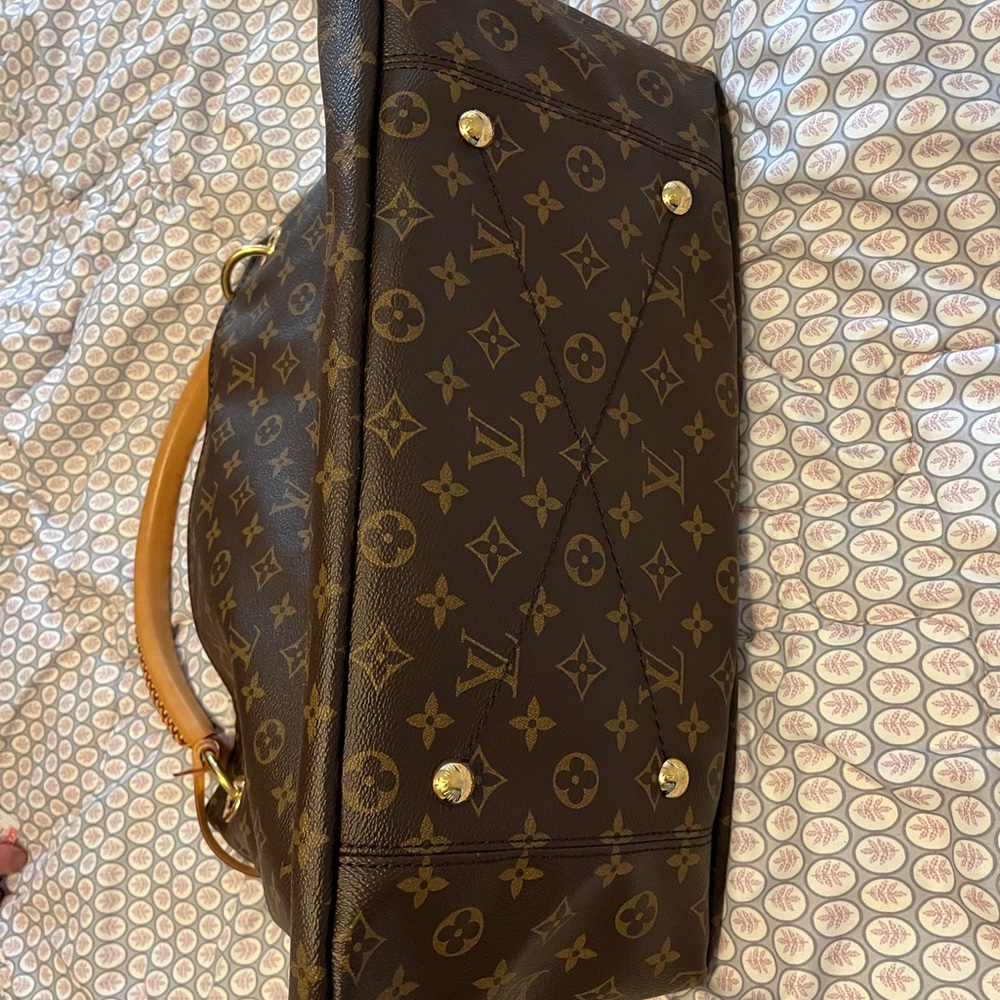 Louis Vuitton - Picture 6 of 6